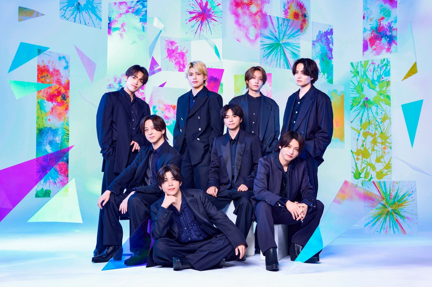timelesz新曲消えない花火のジャケットビジュアル、8人がスーツ姿で花火モチーフの背景に立つ