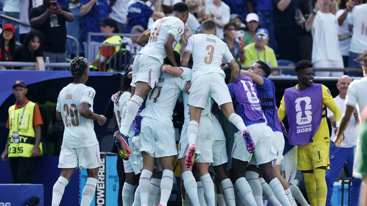 フランス代表イレブンがエムバペとデンベレの2ゴールを喜び合うシーン(W杯2026準々決勝フランスvsモロッコ)