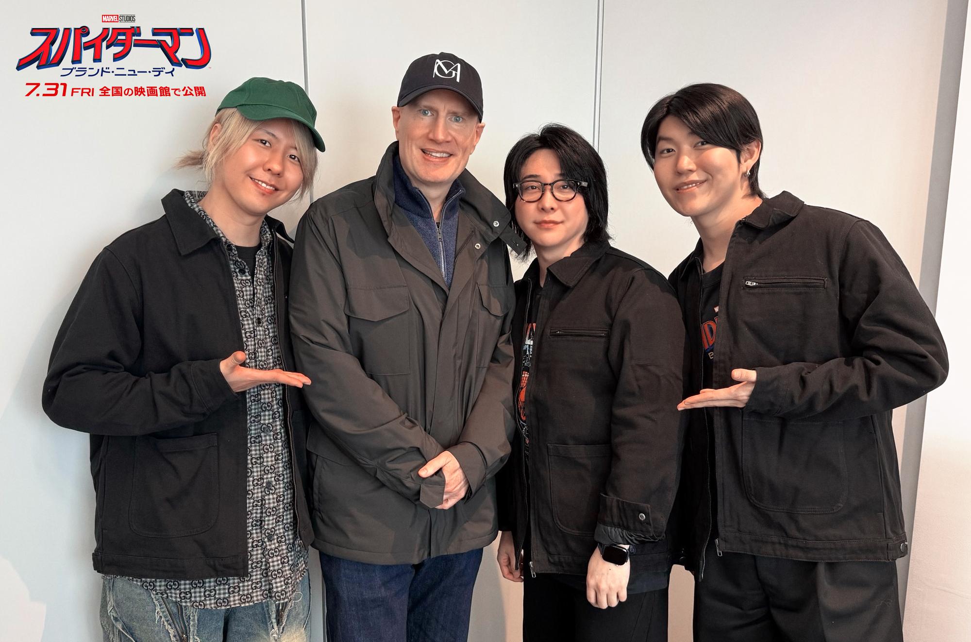 Mrs. GREEN APPLEのメンバーとマーベル・スタジオ社長ケヴィン・ファイギ氏が『スパイダーマン：ブランド・ニュー・デイ』ポスター前で記念撮影