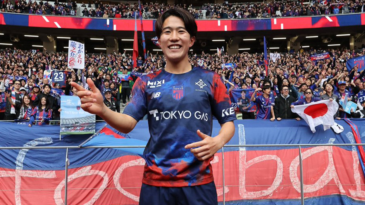 日本代表ユニフォームでファンの前に立つ佐藤龍之介選手