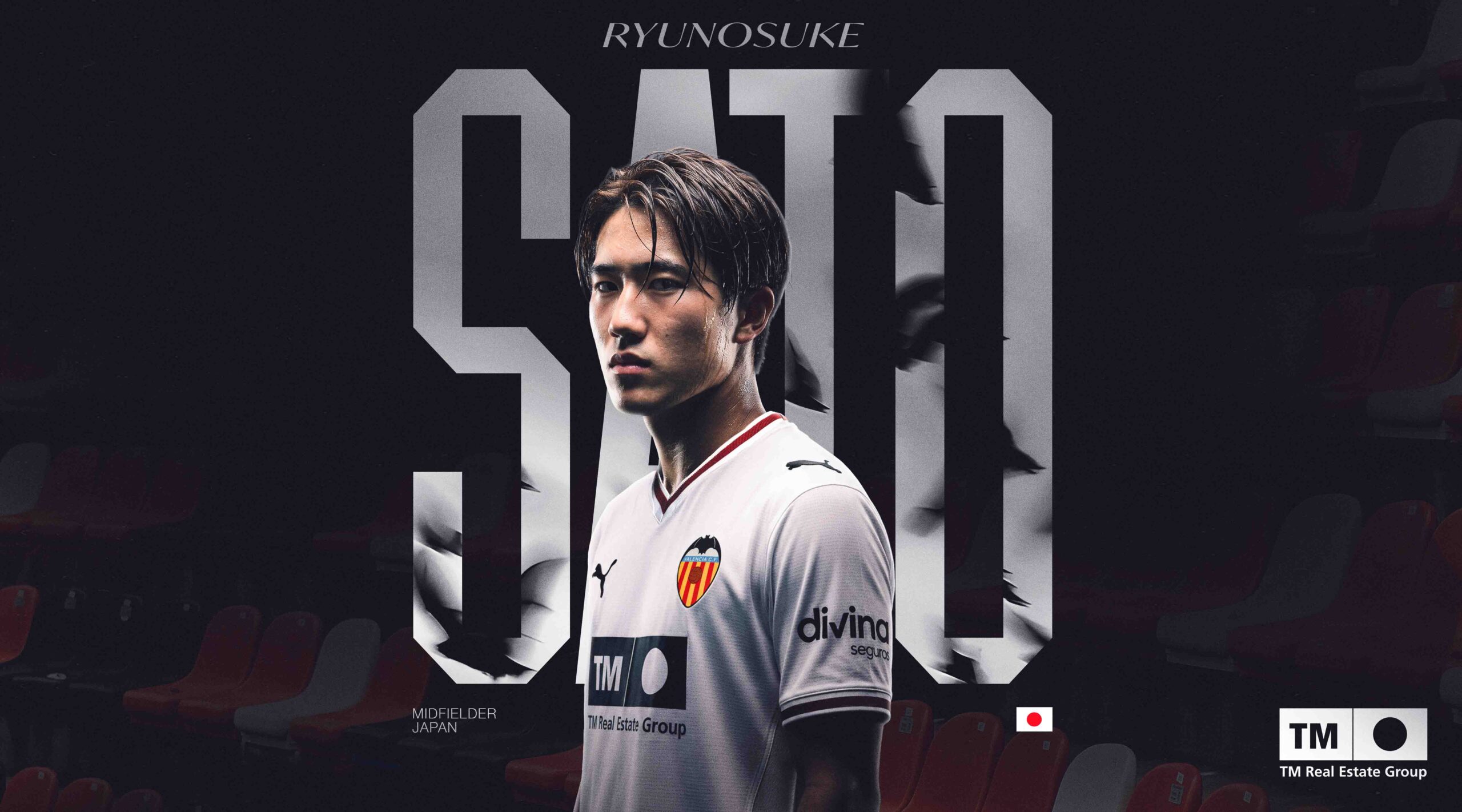 バレンシアCFの新ユニフォームを着用した佐藤龍之介選手の加入発表ビジュアル