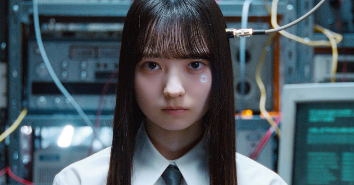 日向坂46 五期生曲「円周率」MVでアンドロイドの生徒を演じる佐藤優羽、初センターを担当したミュージックビデオのワンシーン