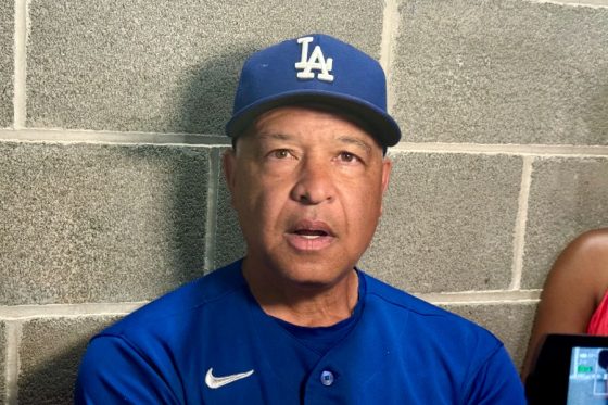 ドジャースのデーブ・ロバーツ監督が取材に応じるインタビューの様子