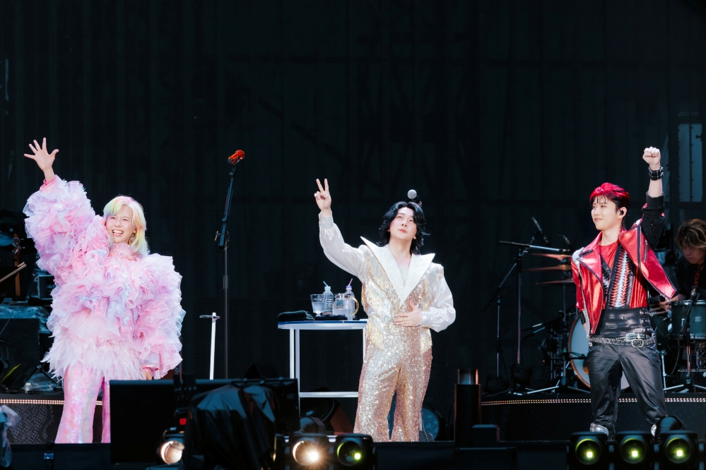 Mrs. GREEN APPLEのメンバーがライブステージで歌唱するパフォーマンス写真、音楽の日2026でも代表曲を披露