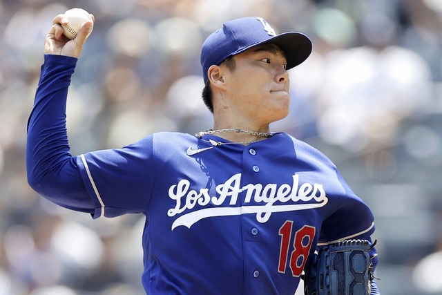 ドジャース・山本由伸投手がヤンキース戦のマウンドで投球するフォーム、青いロードユニフォーム姿