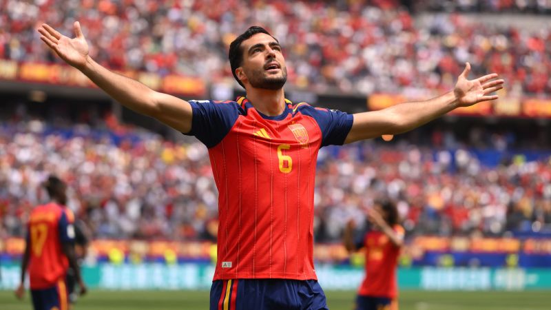 両手を広げてゴールを喜ぶスペイン代表MFミケル・メリーノ(背番号6、W杯2026準々決勝の決勝点)