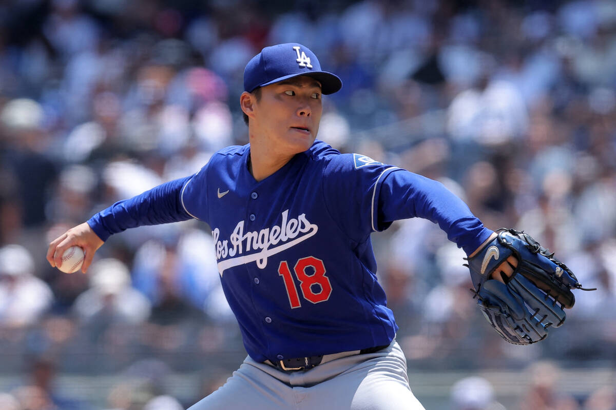 山本由伸投手がヤンキース打線相手に投球するワインドアップフォーム、9回2失点の完投勝利を挙げた試合