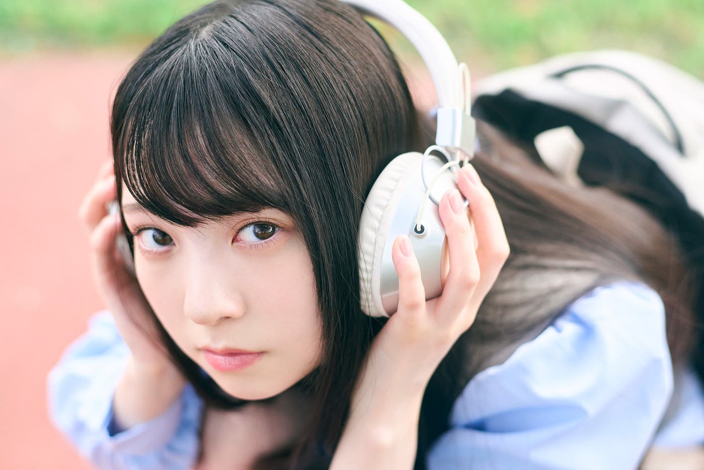 日向坂46 五期生佐藤優羽のグラビアカット、ヘッドホンを付けたポートレート写真
