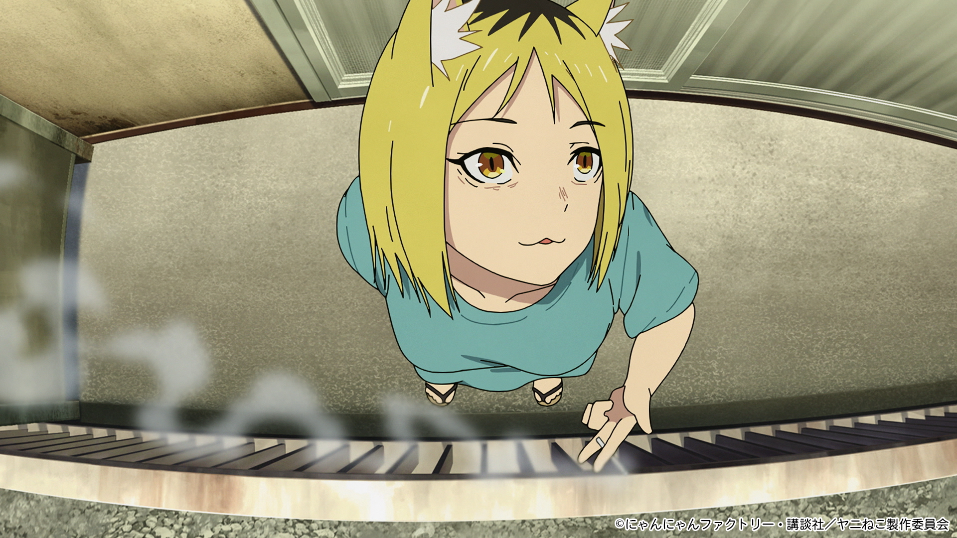 アニメ「ヤニねこ」第1話のワンシーン、階段を見下ろすキャラクター