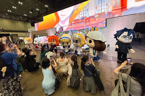 FGOフェス2026会場でサーヴァントのマスコット着ぐるみを撮影するファンたち
