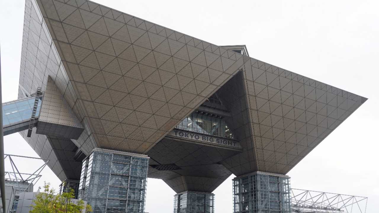 コミケ108の会場・東京ビッグサイトの逆さピラミッド型の外観