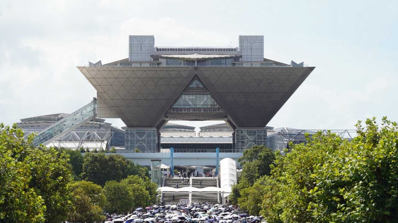 コミケ108初日、雨の中東京ビッグサイトへ向かう来場者の傘の行列