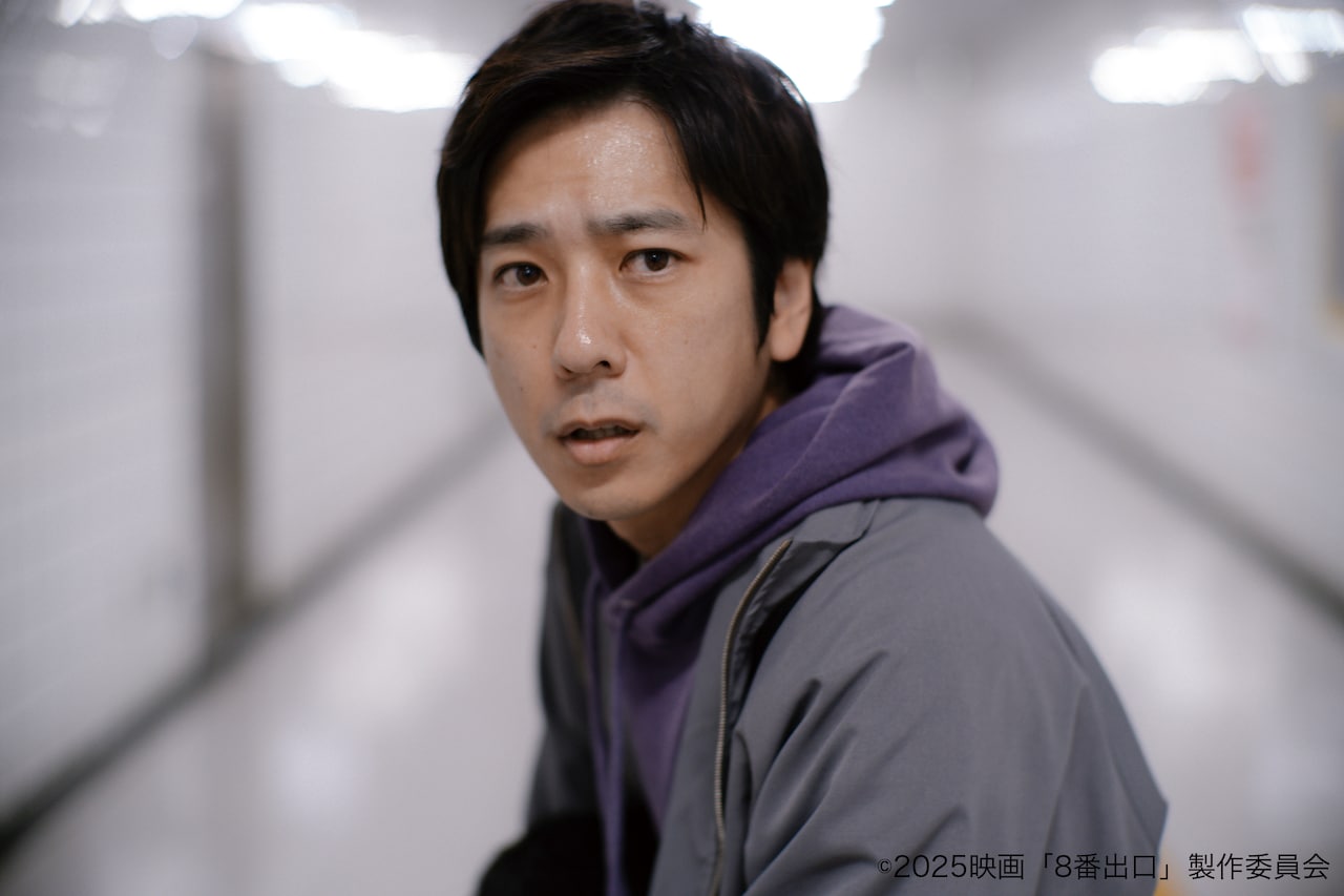 映画8番出口で迷う男を演じる二宮和也が地下通路で振り返る場面写真