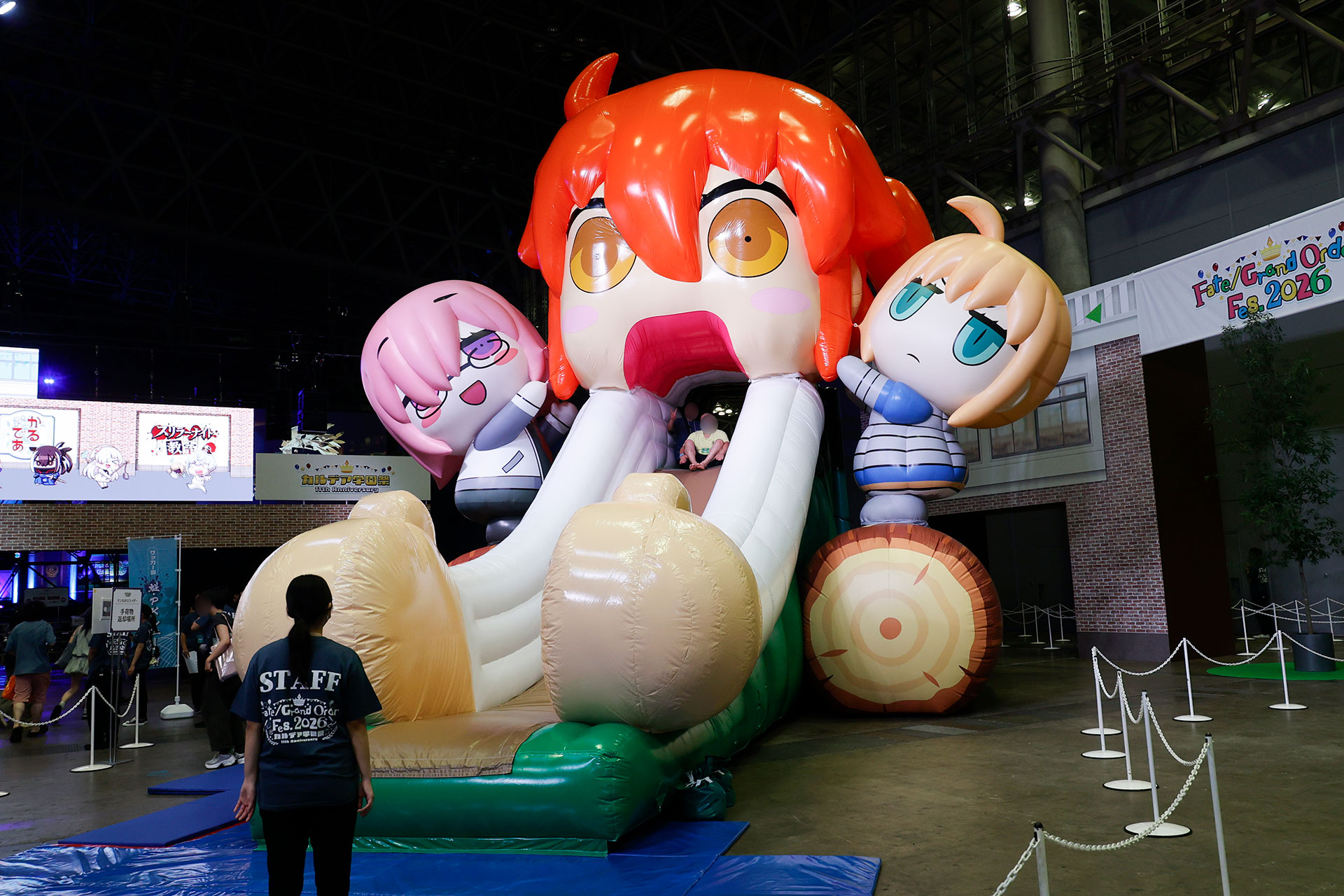 FGOフェス2026ウェルカムエリアの巨大バルーンすべり台「マンわかスライダー」で遊ぶ来場者