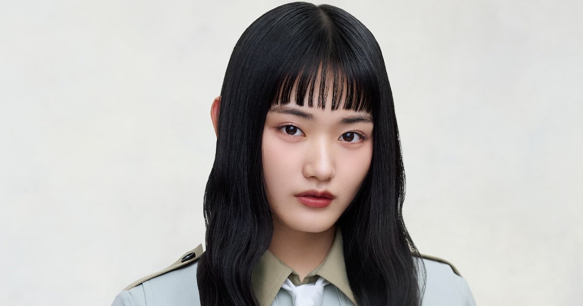 櫻坂46・山﨑天のポートレート写真。黒髪ロングにベージュのアウター姿でこちらを見つめている