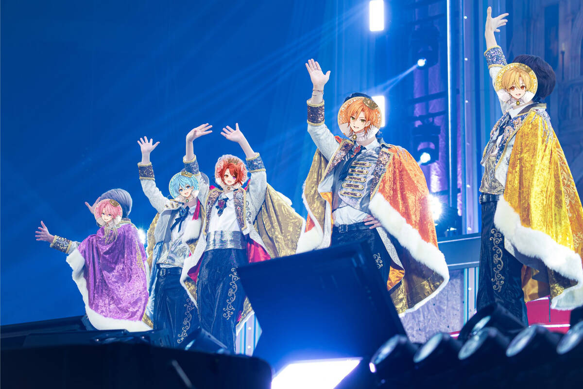 すとぷり結成10周年記念アリーナツアーファイナル公演で観客に手を振るメンバーたち