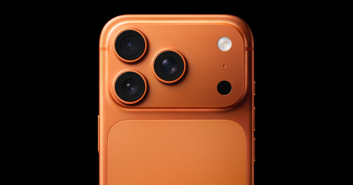 iPhone17 Proコズミックオレンジのトリプルカメラ部分を接写したApple公式画像