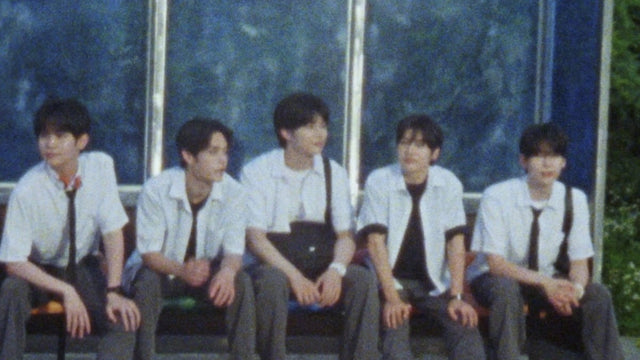 ZEROBASEONEメンバー5人が制服風衣装でベンチに座る回帰LOVE特典写真