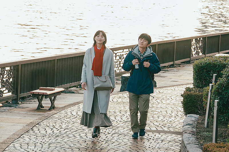 安田章大とのんが演じる兄妹が並んで歩く『平行と垂直』本編場面写真