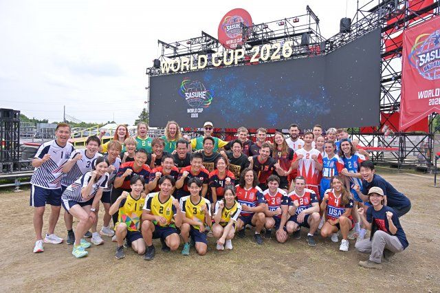 SASUKEワールドカップ2026の会場でJAPAN・USA・ドイツなど各国代表選手が勢揃いした記念写真