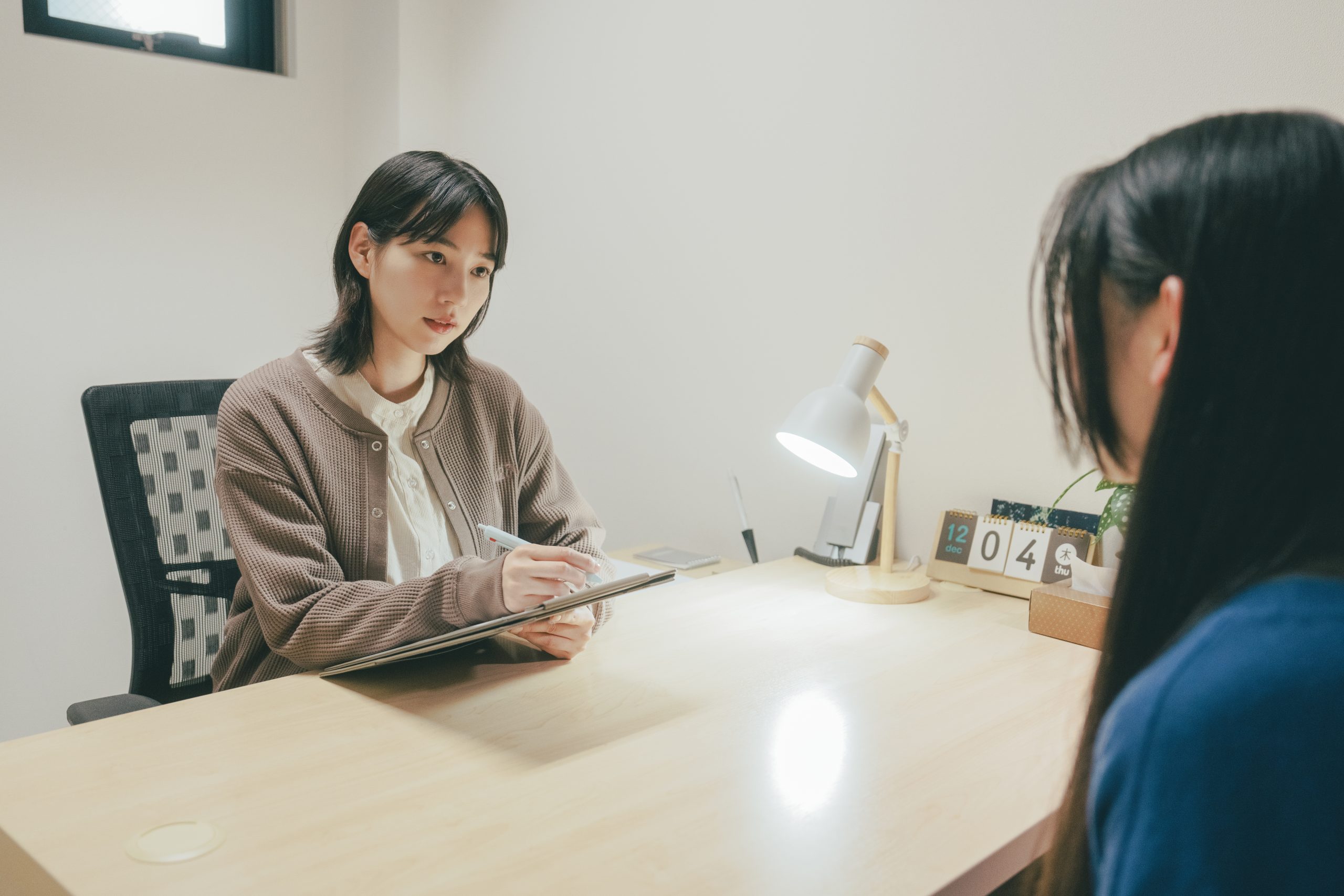 のん演じるカウンセラーの希が面談するシーン、『平行と垂直』本編カット