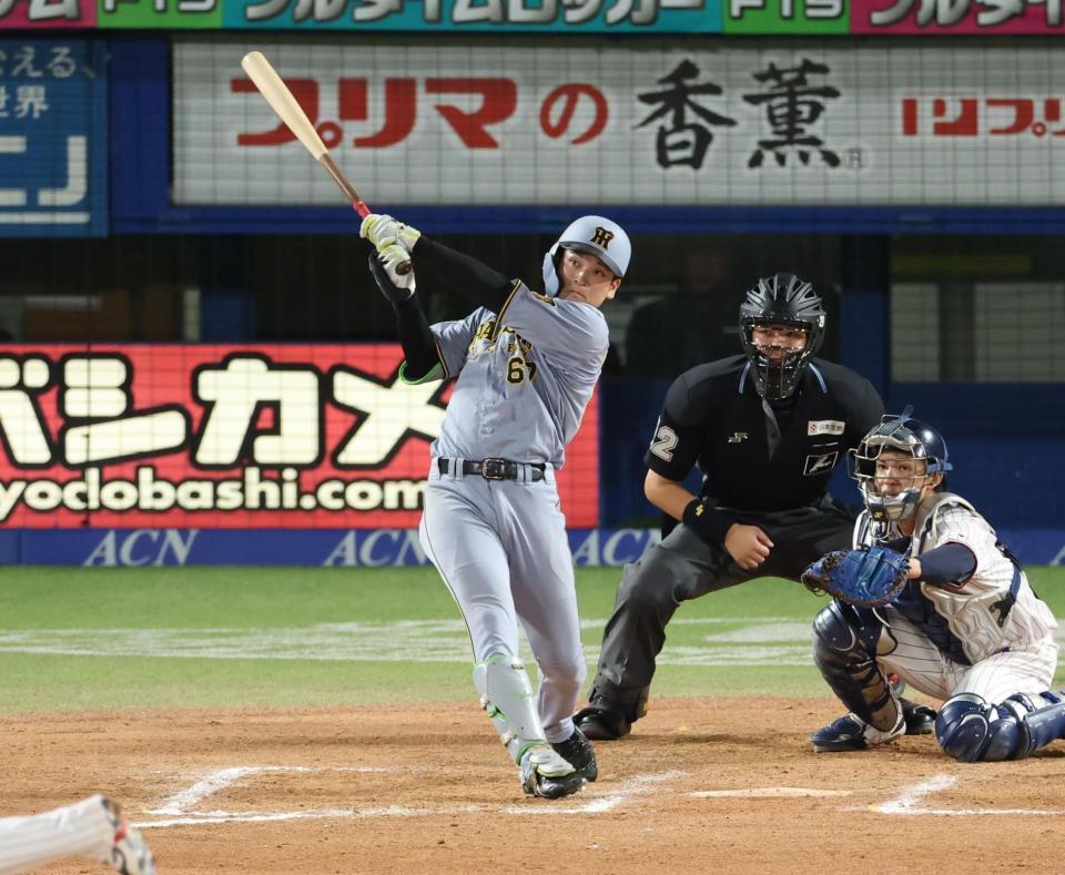 阪神タイガース髙寺望夢が打席でスイングする様子