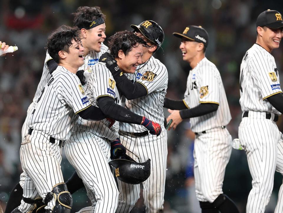 阪神タイガースの選手たちがサヨナラ勝利を喜び合う様子