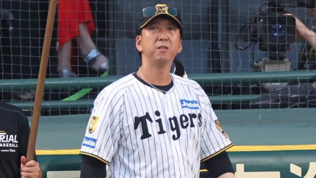 阪神タイガース藤川球児監督がベンチ前に立つ様子