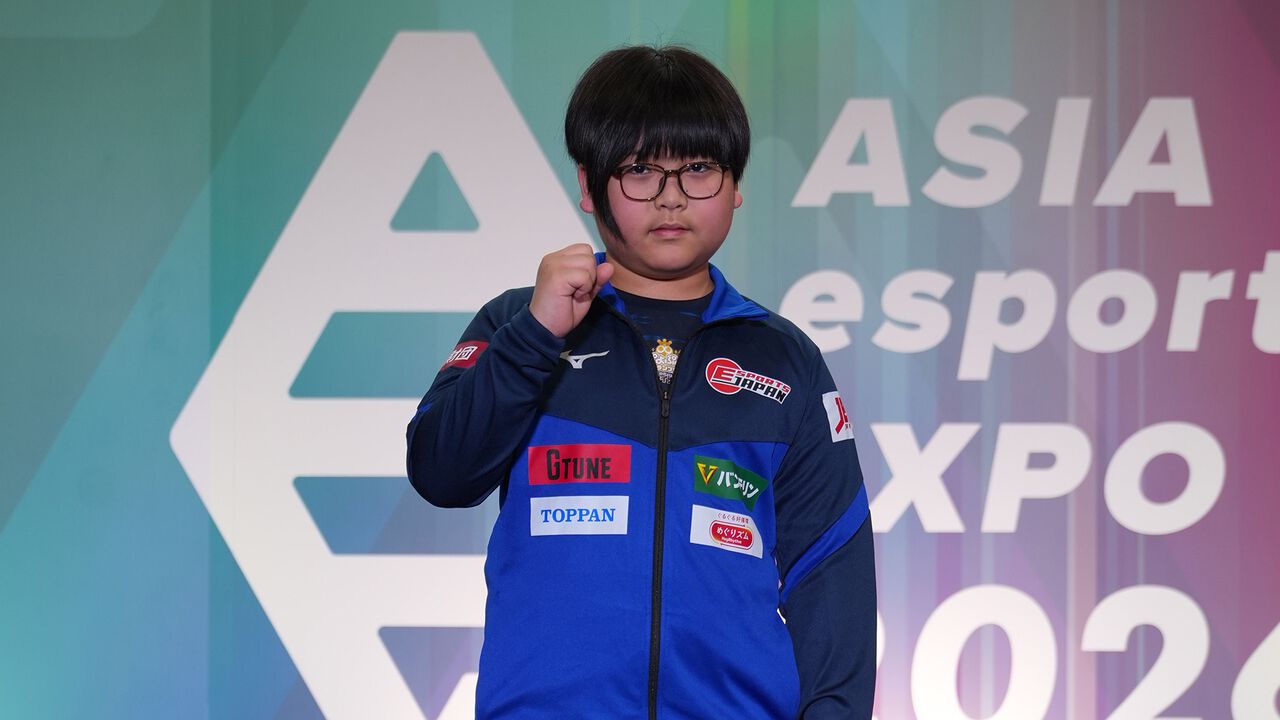 表彰台であいさつする栗原悠輝、アジア大会ぷよぷよeスポーツ金メダル獲得時のユニフォーム姿