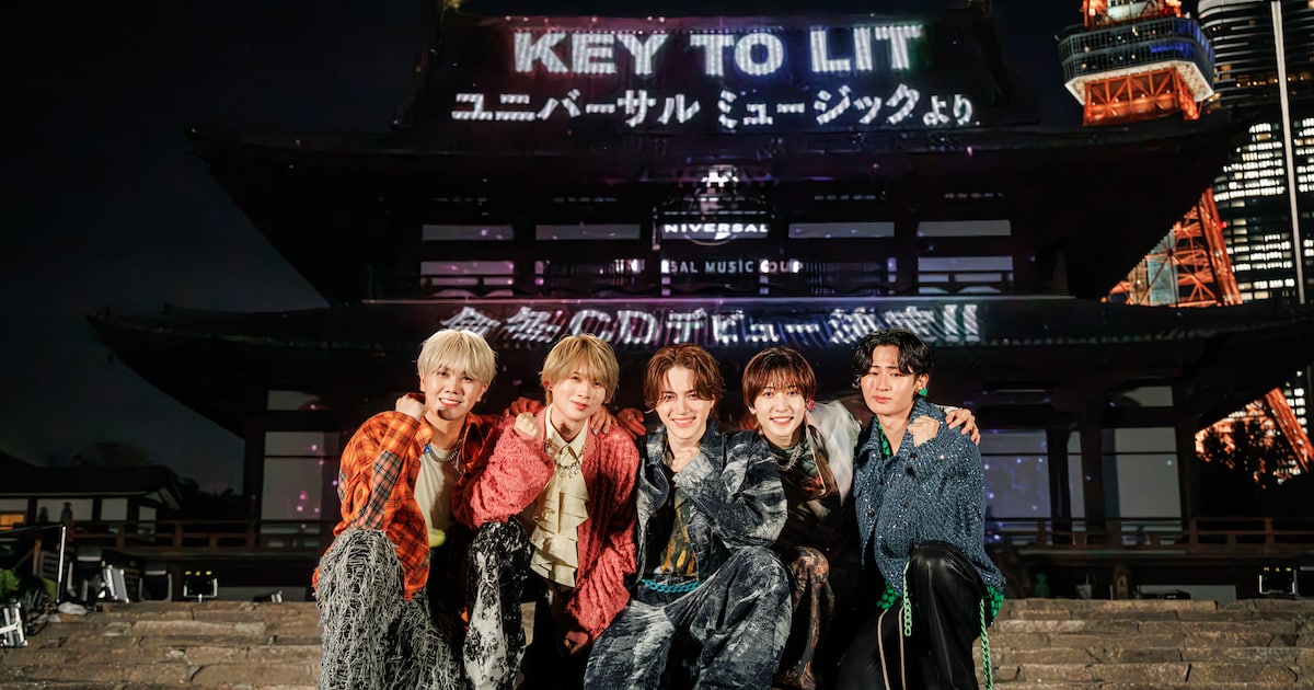 東京・増上寺のプロジェクションマッピング演出とKEY TO LITメンバー5人、CDデビュー決定発表会見の様子