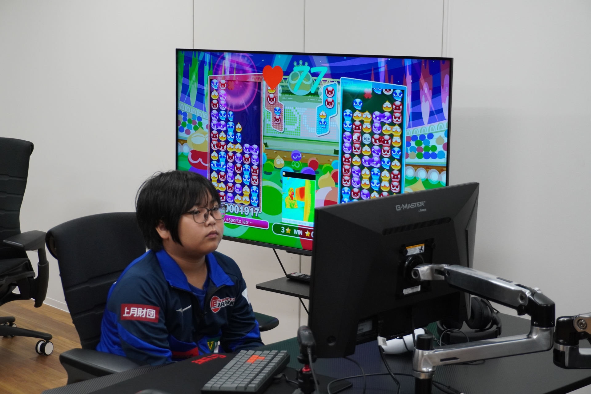 ゲーミングモニターに向かいぷよぷよをプレーする栗原悠輝、練習中の様子