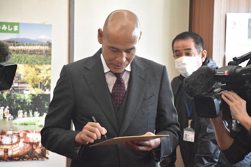 現役引退を報告するため静岡県三島市役所を訪れた高原直泰