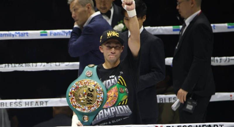 WBC世界バンタム級王座ベルトを掲げてガッツポーズする井上拓真