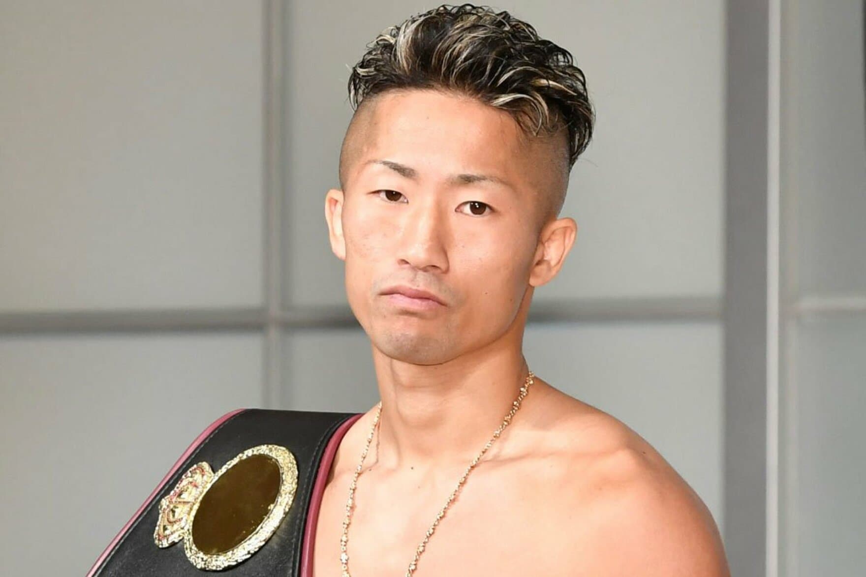 WBC世界バンタム級のベルトを肩にかけた井上拓真のプロフィール写真