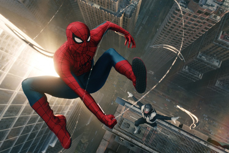 映画『スパイダーマン：ブランド・ニュー・デイ』で高層ビルの間を飛ぶスパイダーマンと敵キャラクター