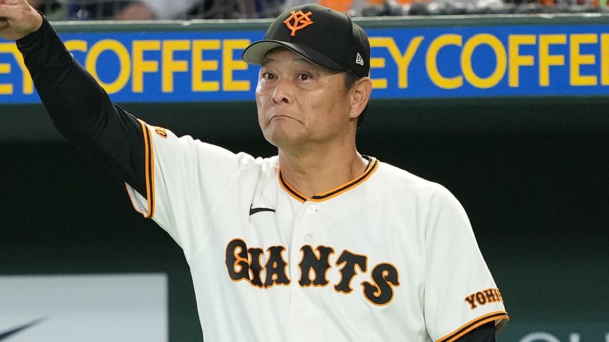 読売ジャイアンツのユニフォームと帽子(画像はイメージ、本人ではありません)