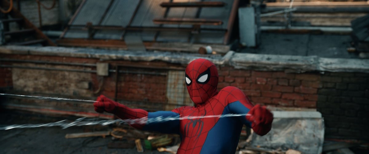 『スパイダーマン：ブランド・ニュー・デイ』でビルの屋上からウェブを放つスパイダーマン