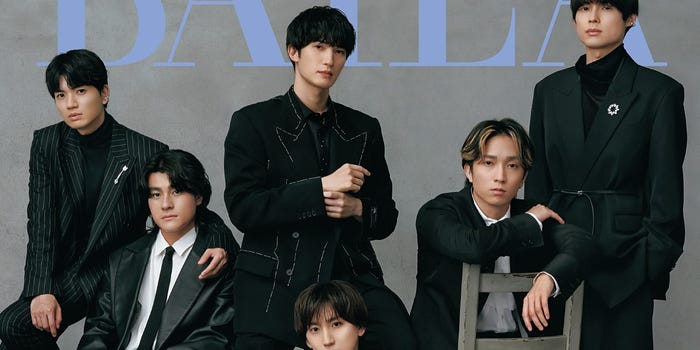 雑誌BAILAの表紙で黒の衣装を着るSixTONESメンバー6人