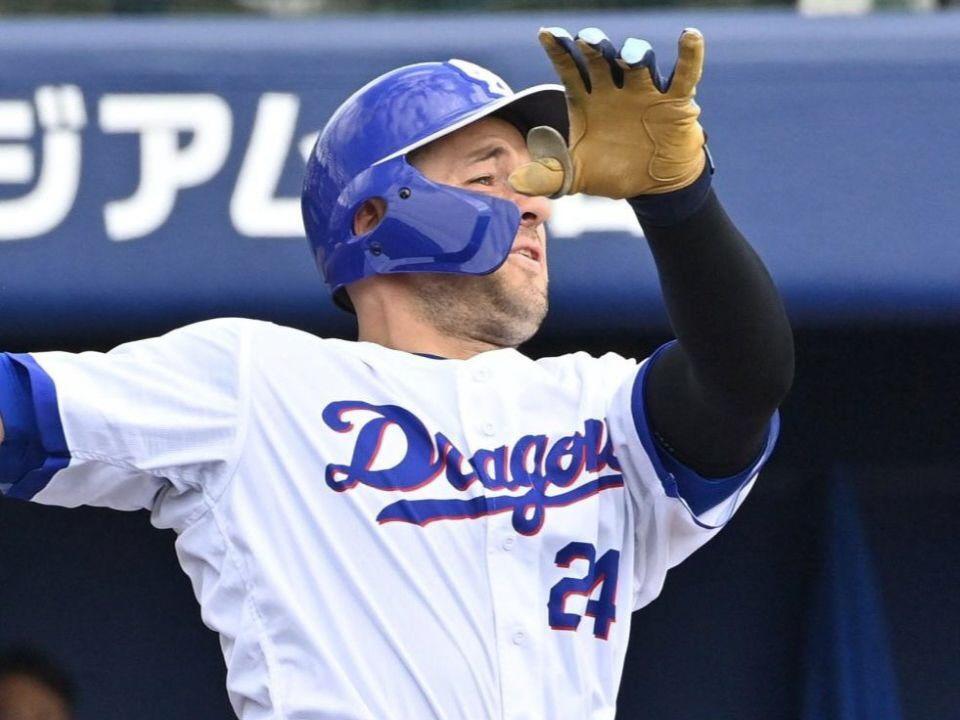 中日ドラゴンズのユニフォームでガッツポーズするジェイソン・ボスラー選手の試合中の様子