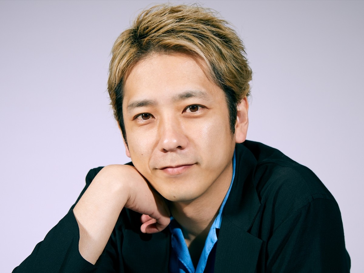 黒いジャケット姿でカメラを見つめる俳優・二宮和也