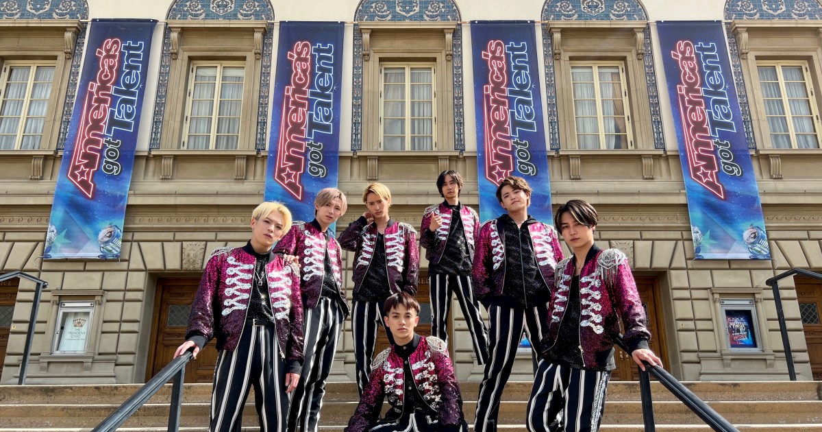 アメリカズ・ゴット・タレント出演時のTravis Japanメンバー7人、パサデナの会場前で記念撮影