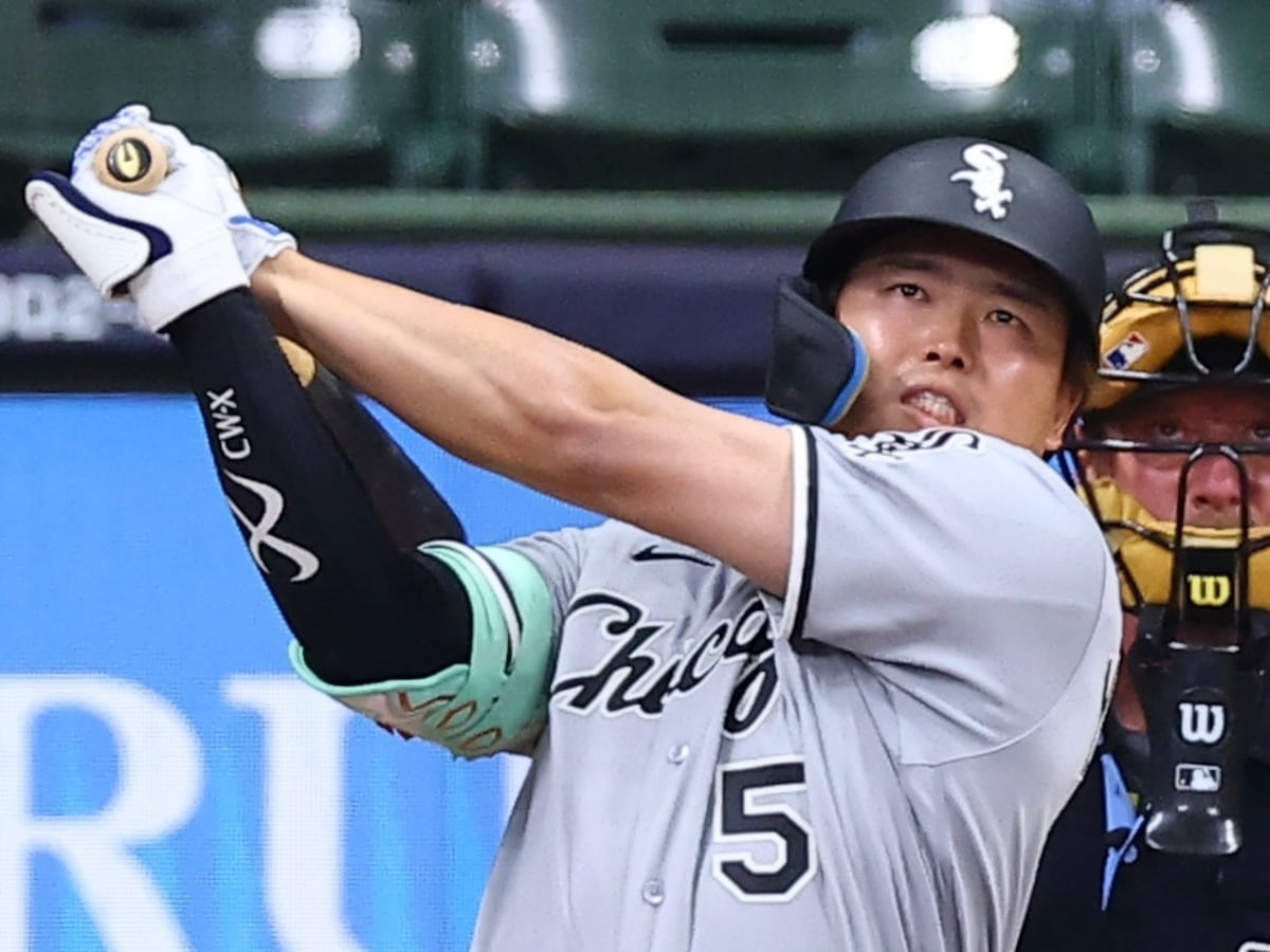 ホワイトソックスのユニフォーム姿でスイングする村上宗隆の打撃フォーム