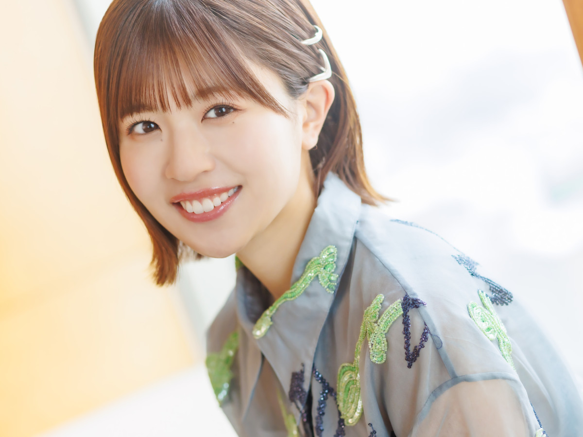 松田好花が日向坂46卒業発表時に笑顔を見せるポートレート写真