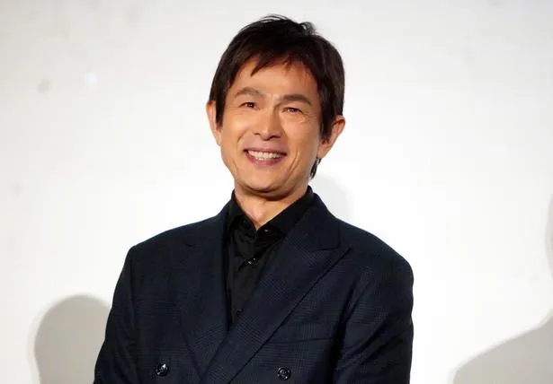 スーツ姿で笑顔を見せる江口洋介の近影