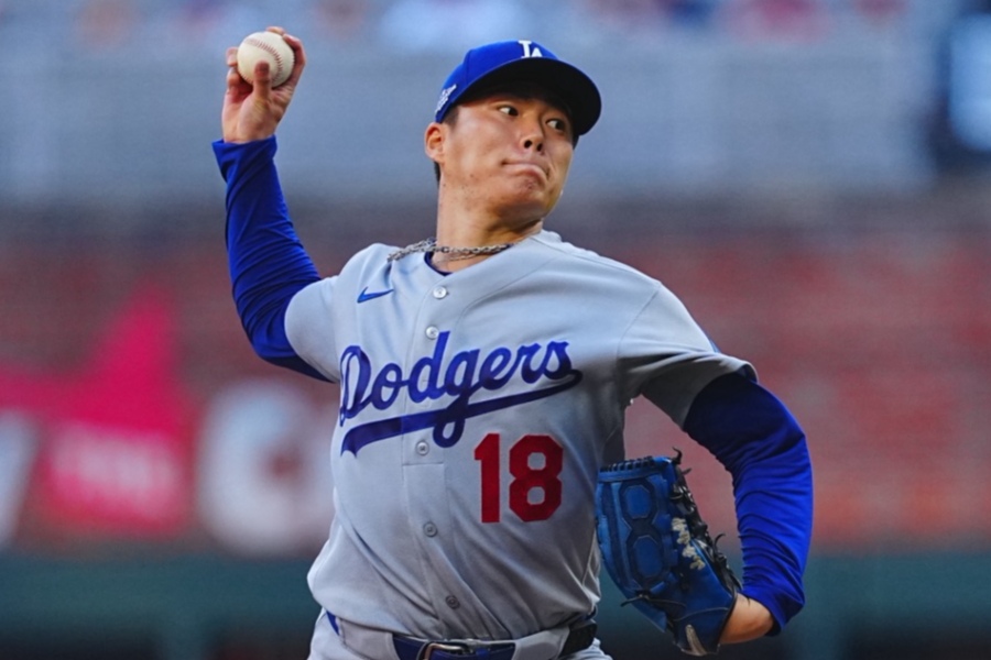 ドジャースの山本由伸投手がブレーブス戦で投球フォームを見せる様子
