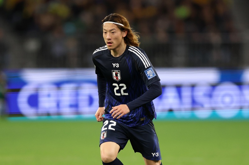 日本代表としてアジア最終予選の試合でプレーする瀬古歩夢
