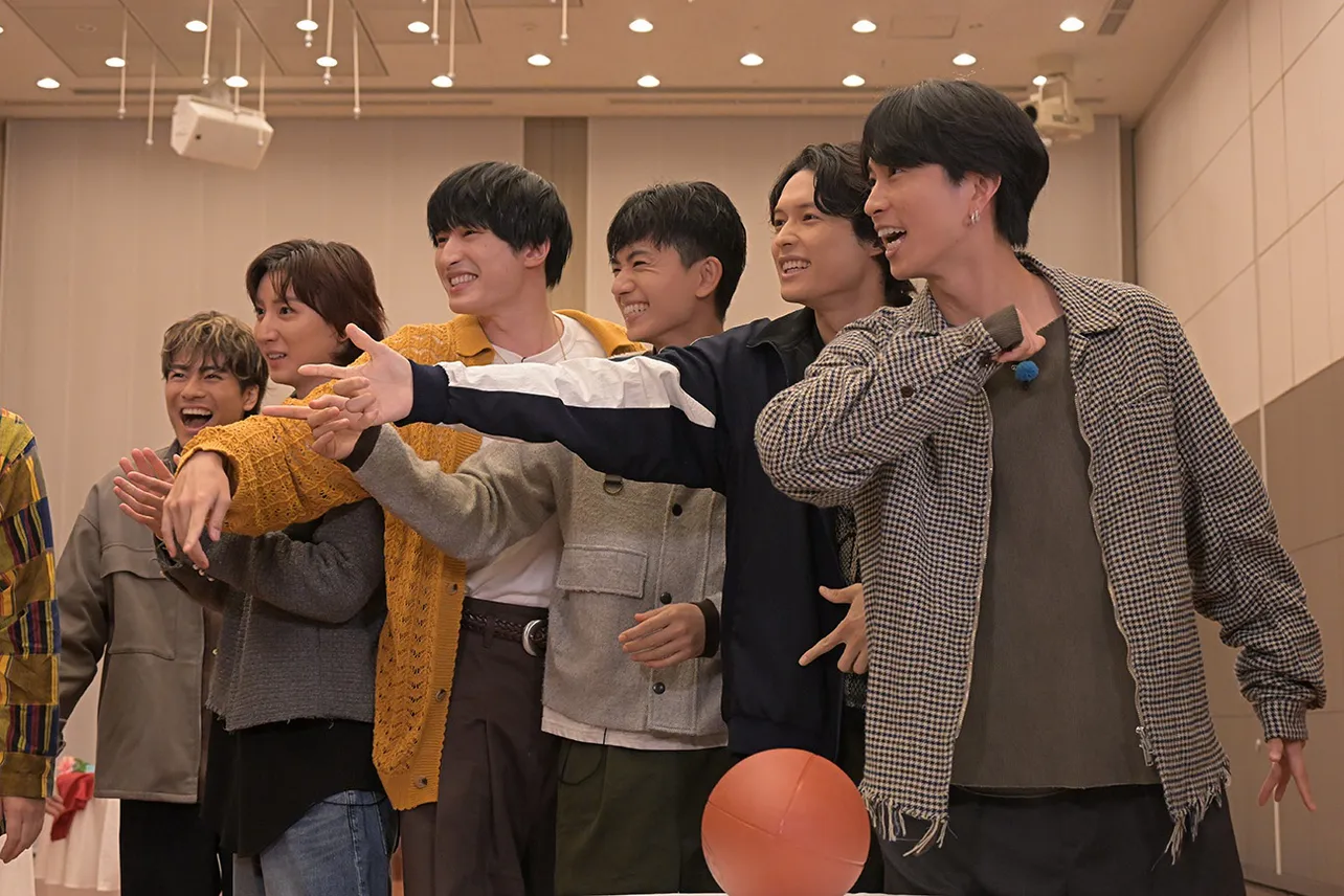 笑顔でポーズを取るSixTONESのメンバー6人