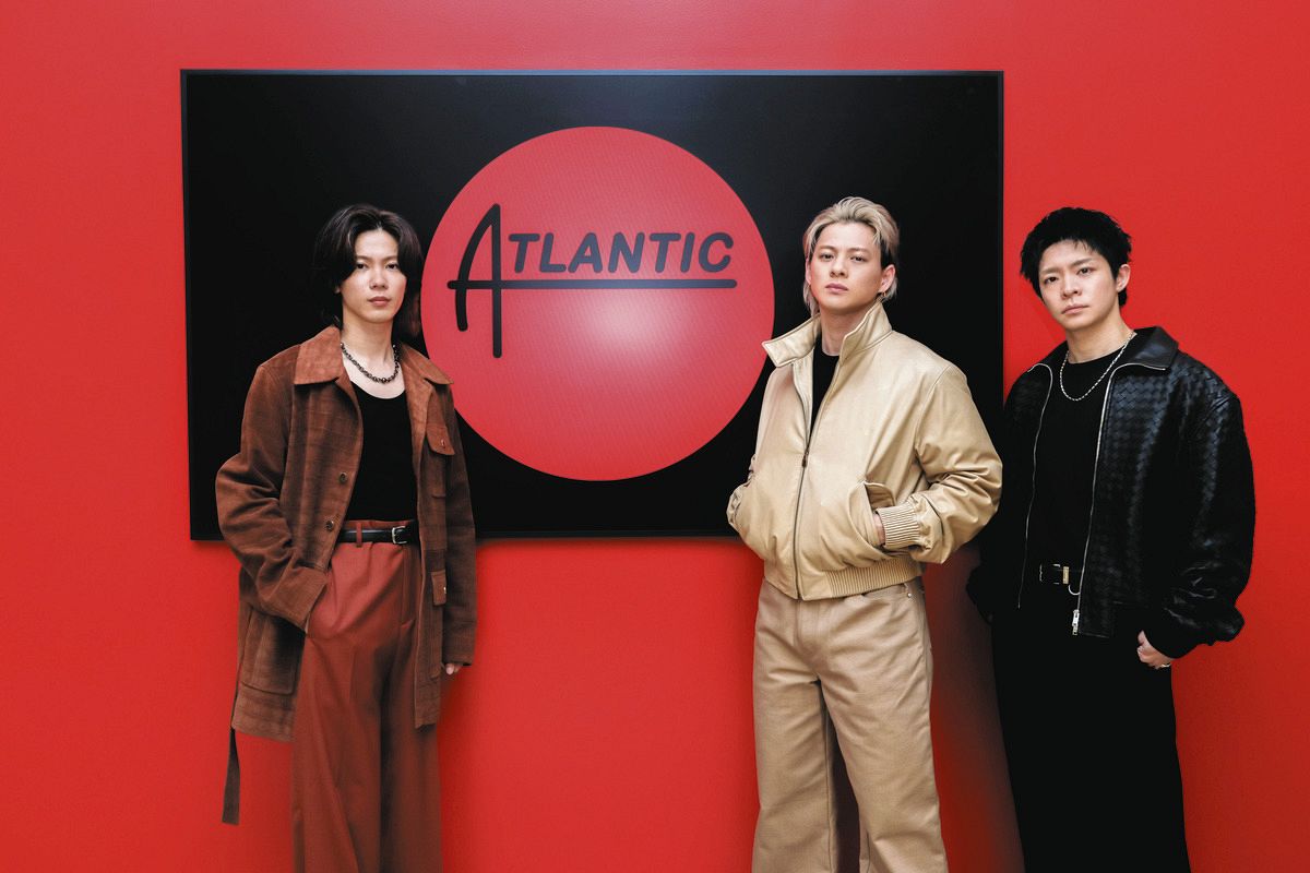 Number_iの3人がアメリカの音楽レーベル「Atlantic Records」オフィスで契約を記念して撮影した様子、中央が平野紫耀
