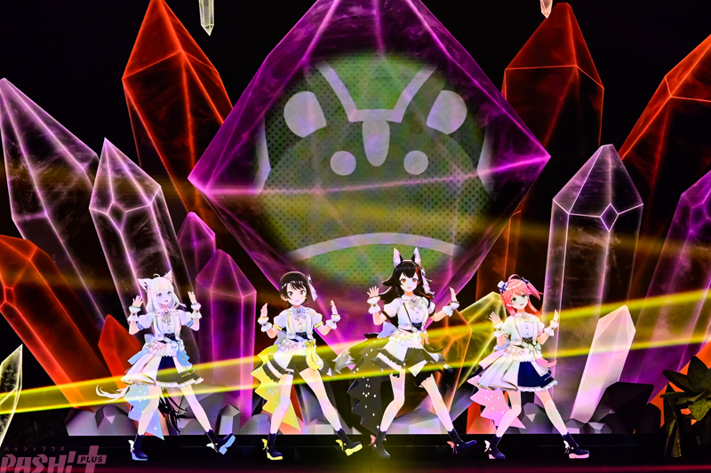 ド珍組(白上フブキ・さくらみこ・大空スバル・大神ミオ)がライブステージで並んでパフォーマンスする様子