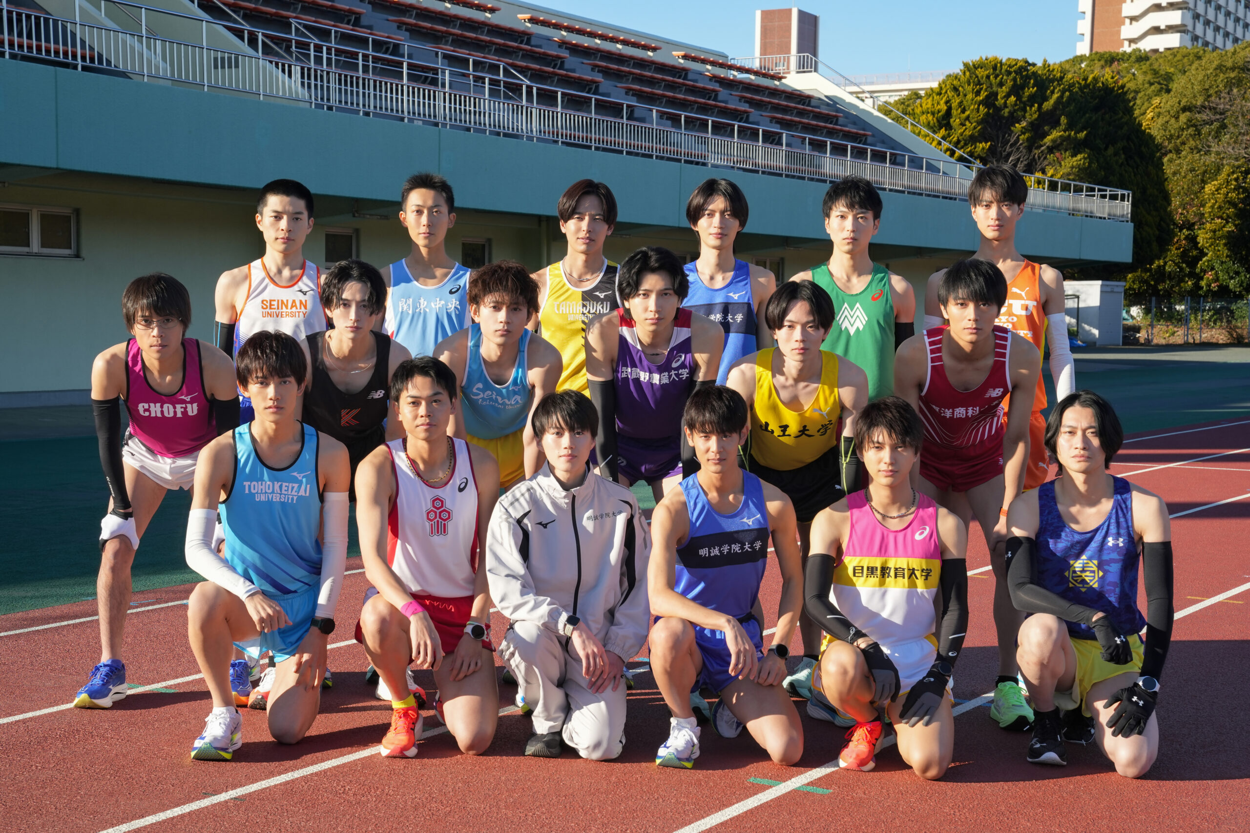 俺たちの箱根駅伝 学生連合キャスト18人の集合写真 トラックでの記念撮影